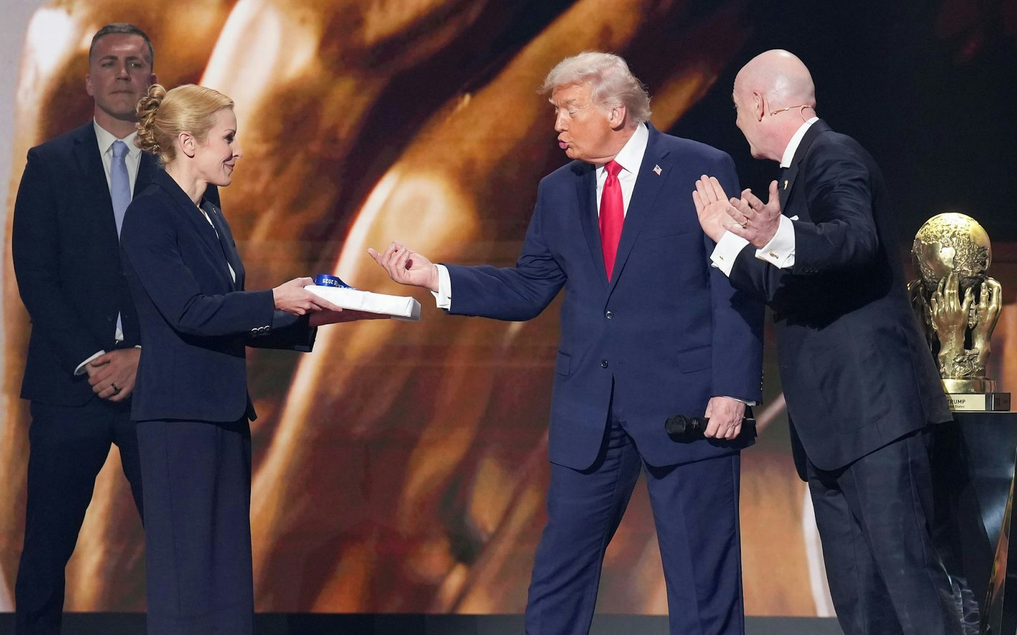 Her mit der Medaille: Donald Trump ist kein Freund falscher Zurückhaltung. (Bild: 2025 Getty Images/Andrew Harnik)