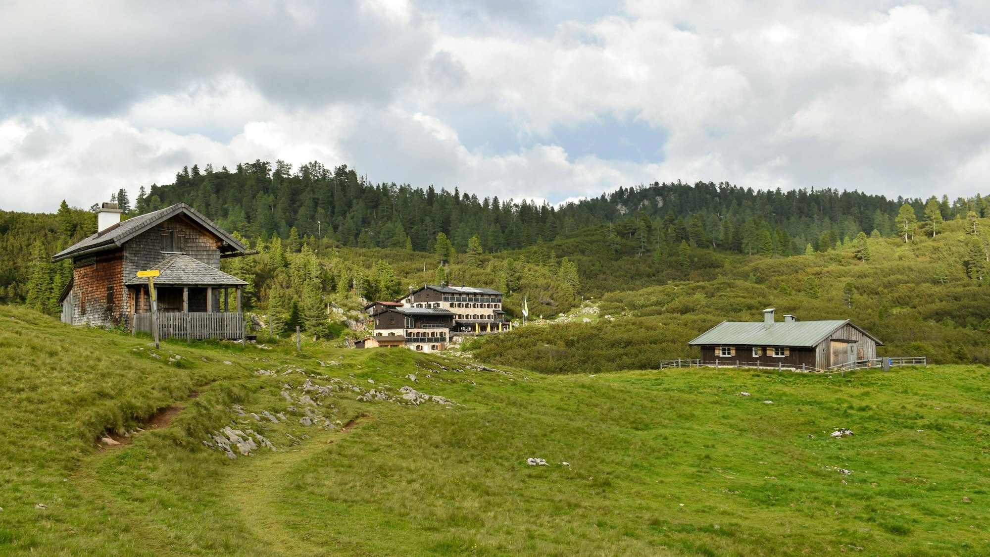 Almhütten und die Neue Traunsteiner Hütte auf der Reiter Alm im Nationalpark Berchtesgaden