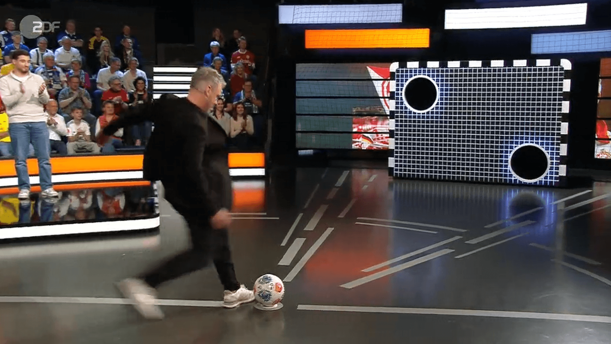 Lukas Kwasniok musste am Samstag (6. Dezember 2025) an der Torwand im ZDF-Sportstudio ran.
