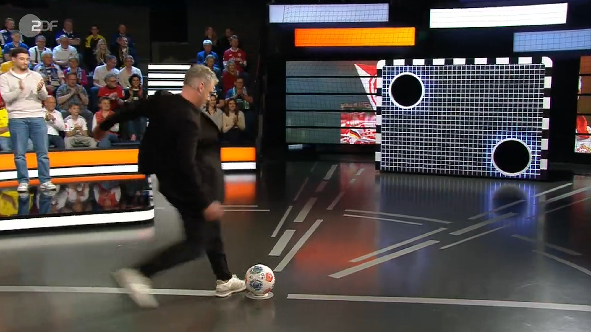 Lukas Kwasniok musste am Samstag (6. Dezember 2025) an der Torwand im ZDF-Sportstudio ran.