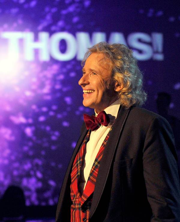 Moderator Thomas Gottschalk geht nach der ZDF-Show „Wetten, dass...?“ in der Rothaus Halle in der Messe von der Bühne.