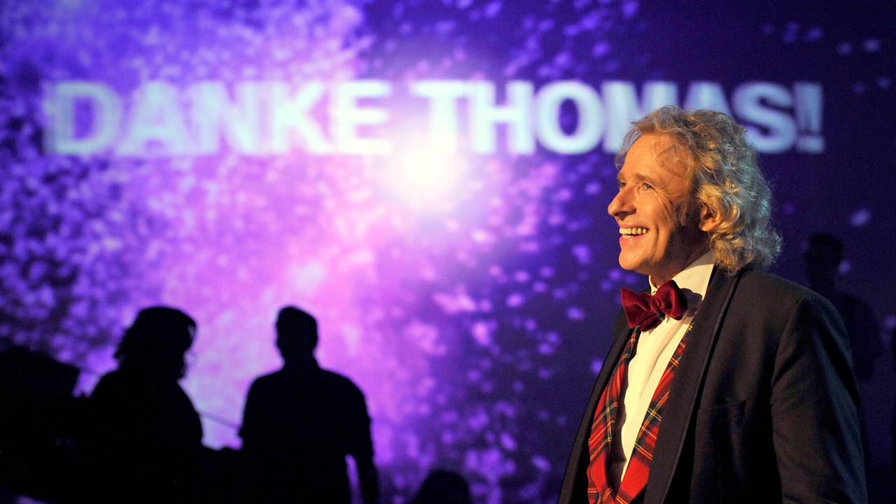 Moderator Thomas Gottschalk geht nach der ZDF-Show „Wetten, dass...?“ in der Rothaus Halle in der Messe von der Bühne.