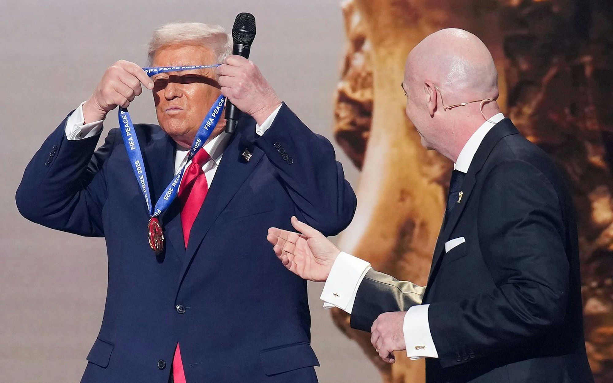 Donald Trump (links) bekam von Gianni Infantino einen Friedenspreis überreicht - und hängte ihn sich gleich selbst um. (Bild: 2025 Getty Images/Andrew Harnik)