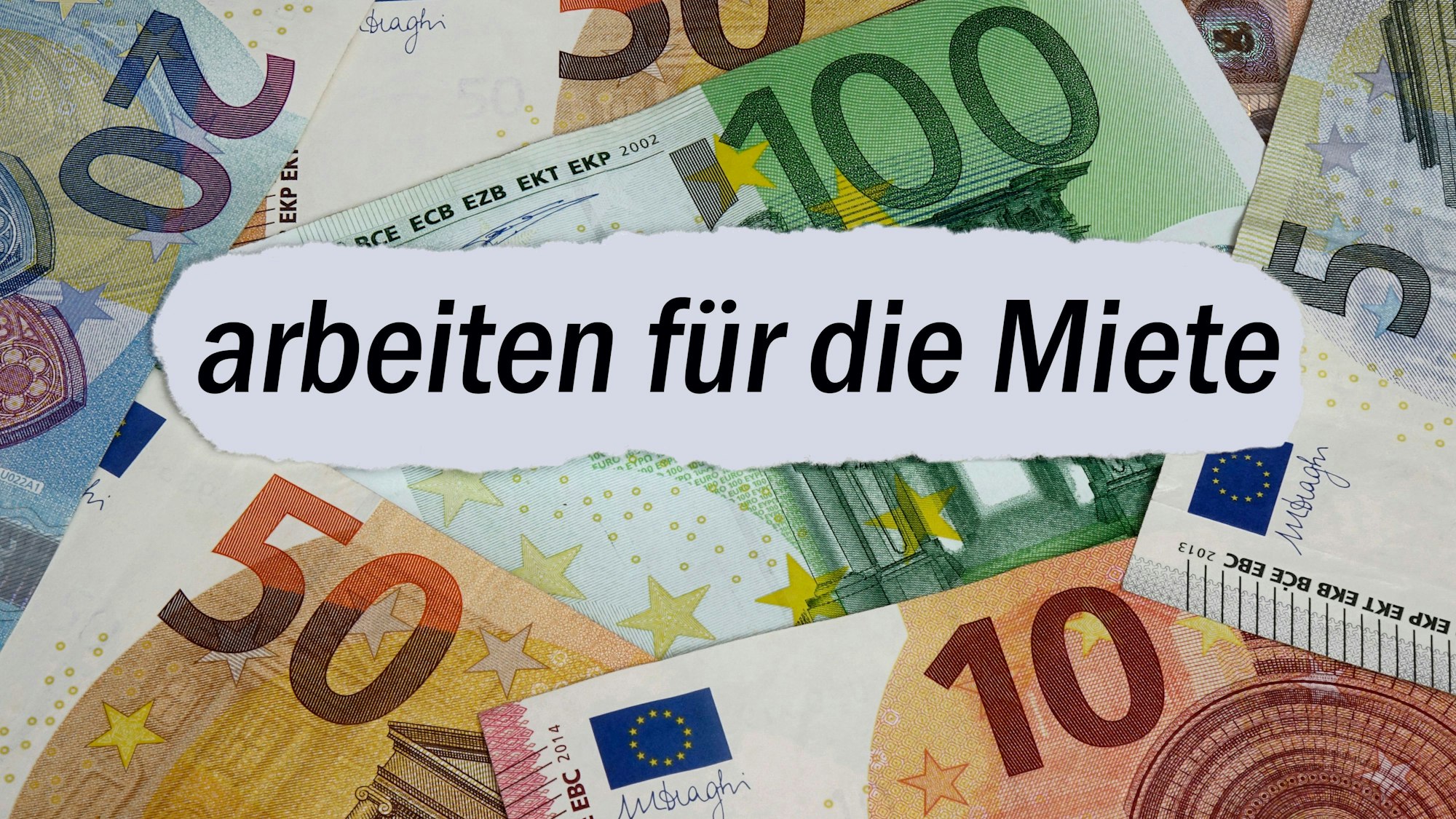 Euro-Banknoten mit einem zerrissenen Papier, das den Schriftzug "arbeiten für die Miete" zeigt