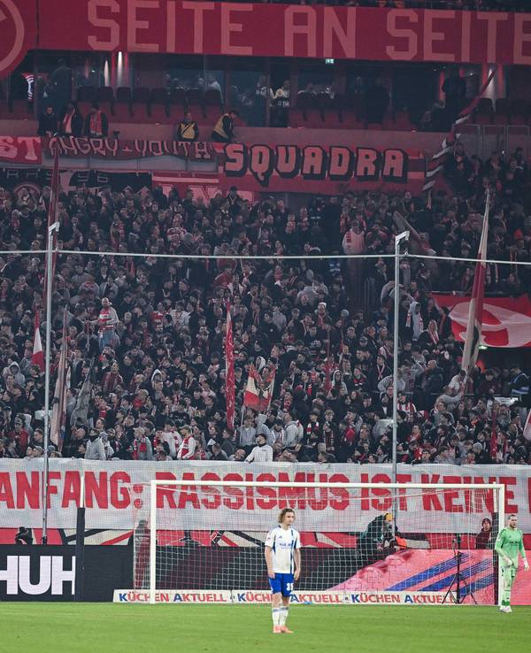 Fans von Fortuna Düsseldorf haben hinter dem Tor ein großes Spruchband platziert, auf dem steht: „Markus Anfang: Rassismus ist keine Emotion!“