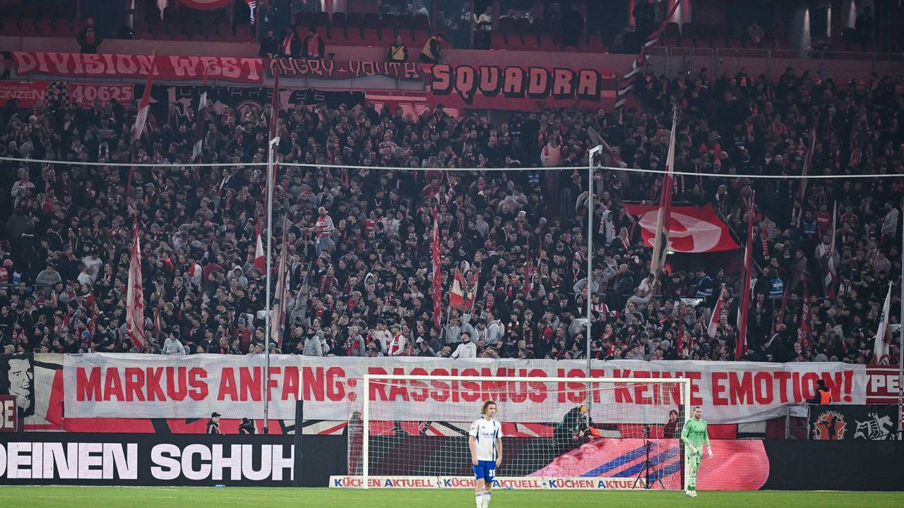 Fans von Fortuna Düsseldorf haben hinter dem Tor ein großes Spruchband platziert, auf dem steht: „Markus Anfang: Rassismus ist keine Emotion!“