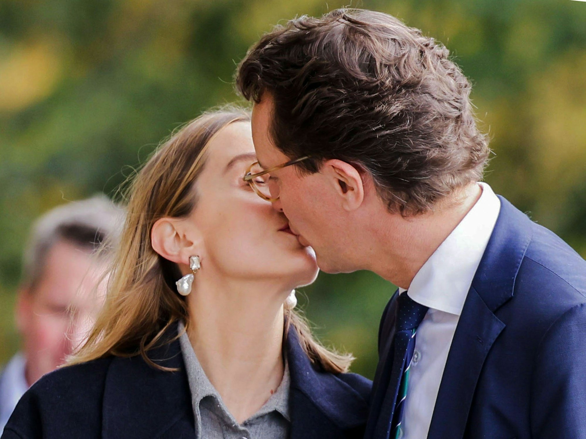 Ein Mann und eine Frau küssen sich.