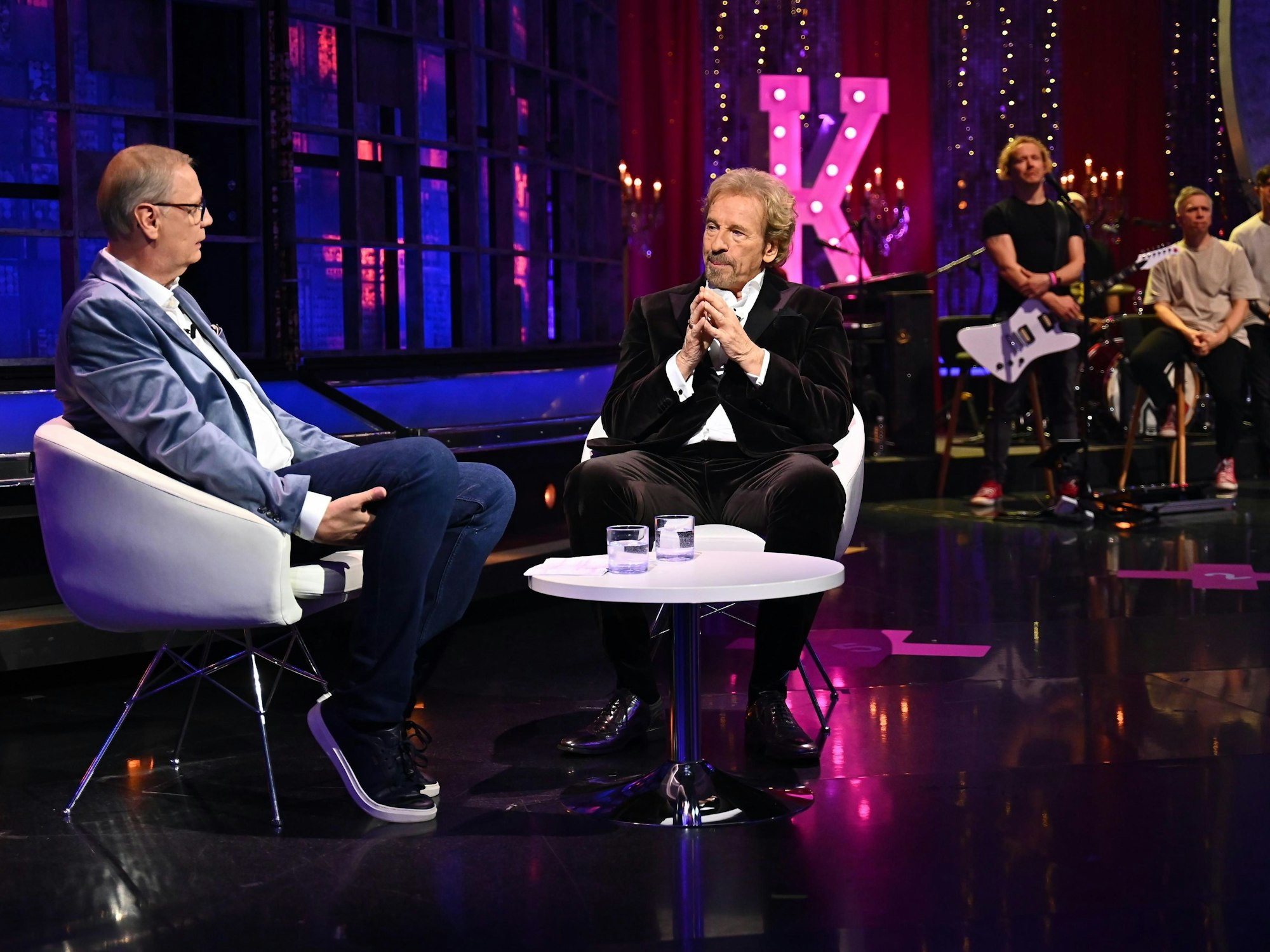 Günther Jauch sprach mit Thomas Gottschalk über dessen Krebserkrankung. Im Hintergrund die Kölner Band Kasalla, die für die musikalische Begleitung des Abends sorgte.