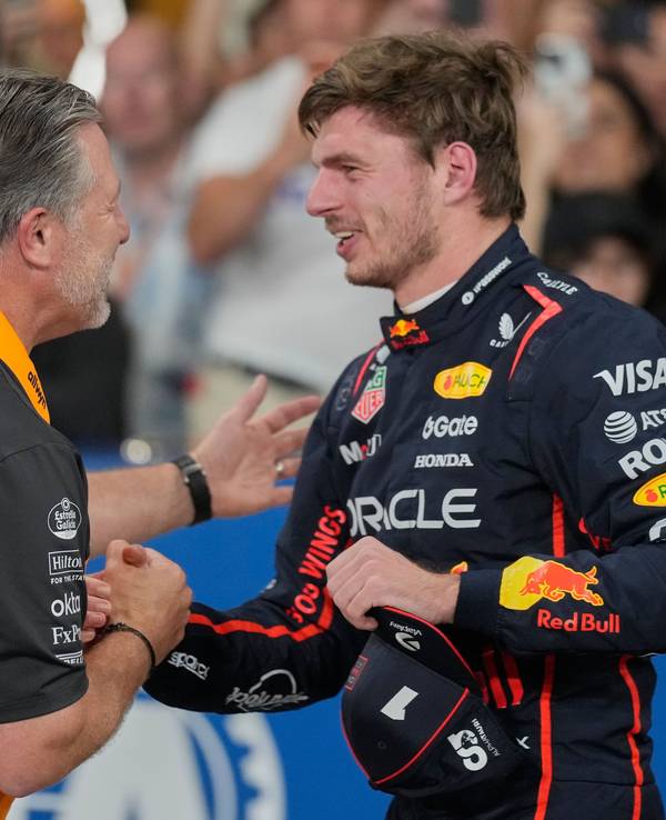 Zak Brown beglückwünscht Max Verstappen.