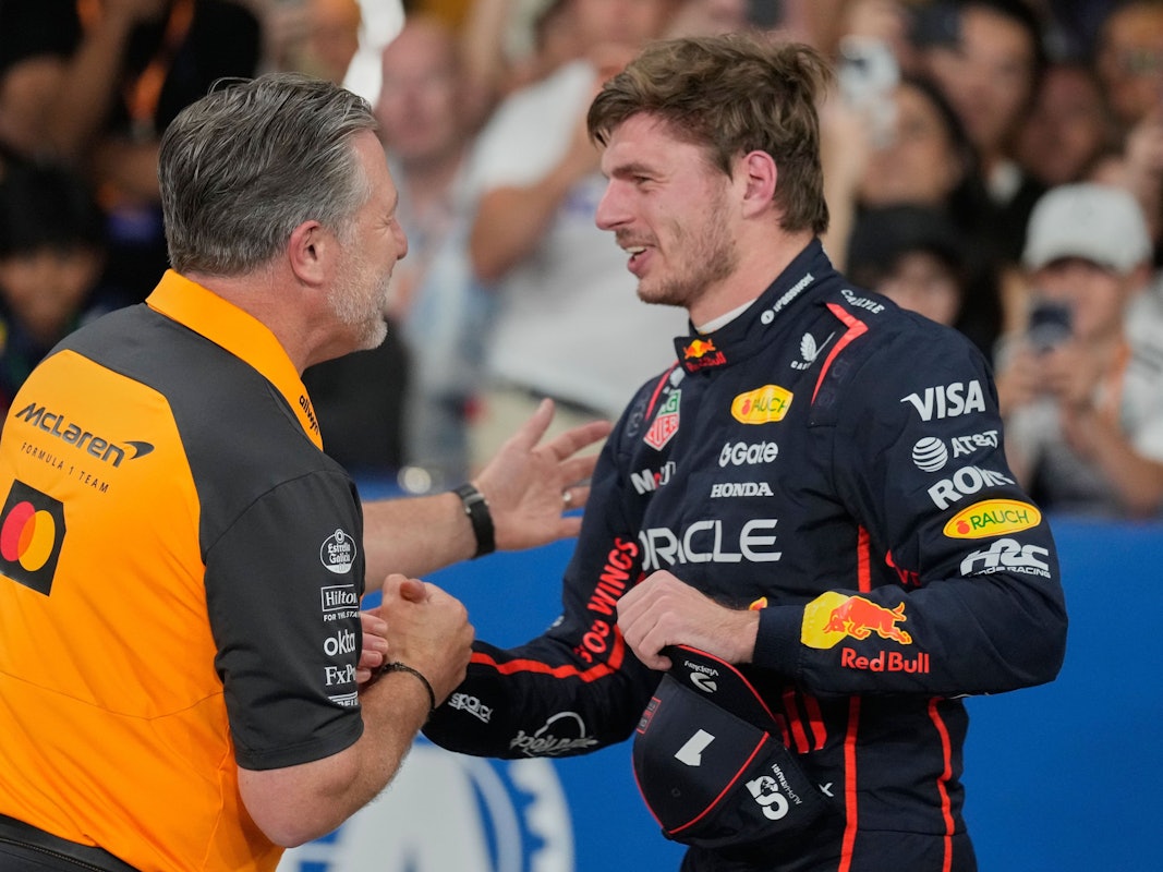 Zak Brown beglückwünscht Max Verstappen.
