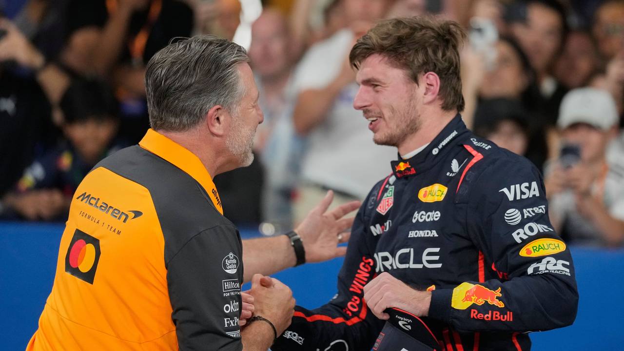 Zak Brown beglückwünscht Max Verstappen.