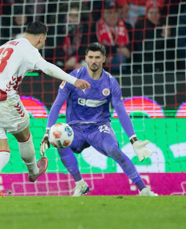 Ho-Ho-Ho am Nikolaustag: Kölns Said El Mala (M) trifft gegen Paulis Nikola Vasilj zum 1:0 am 6. Dezember 2025.