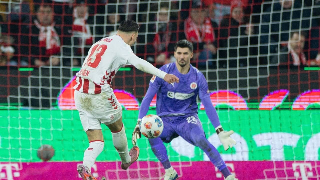 Ho-Ho-Ho am Nikolaustag: Kölns Said El Mala (M) trifft gegen Paulis Nikola Vasilj zum 1:0 am 6. Dezember 2025.