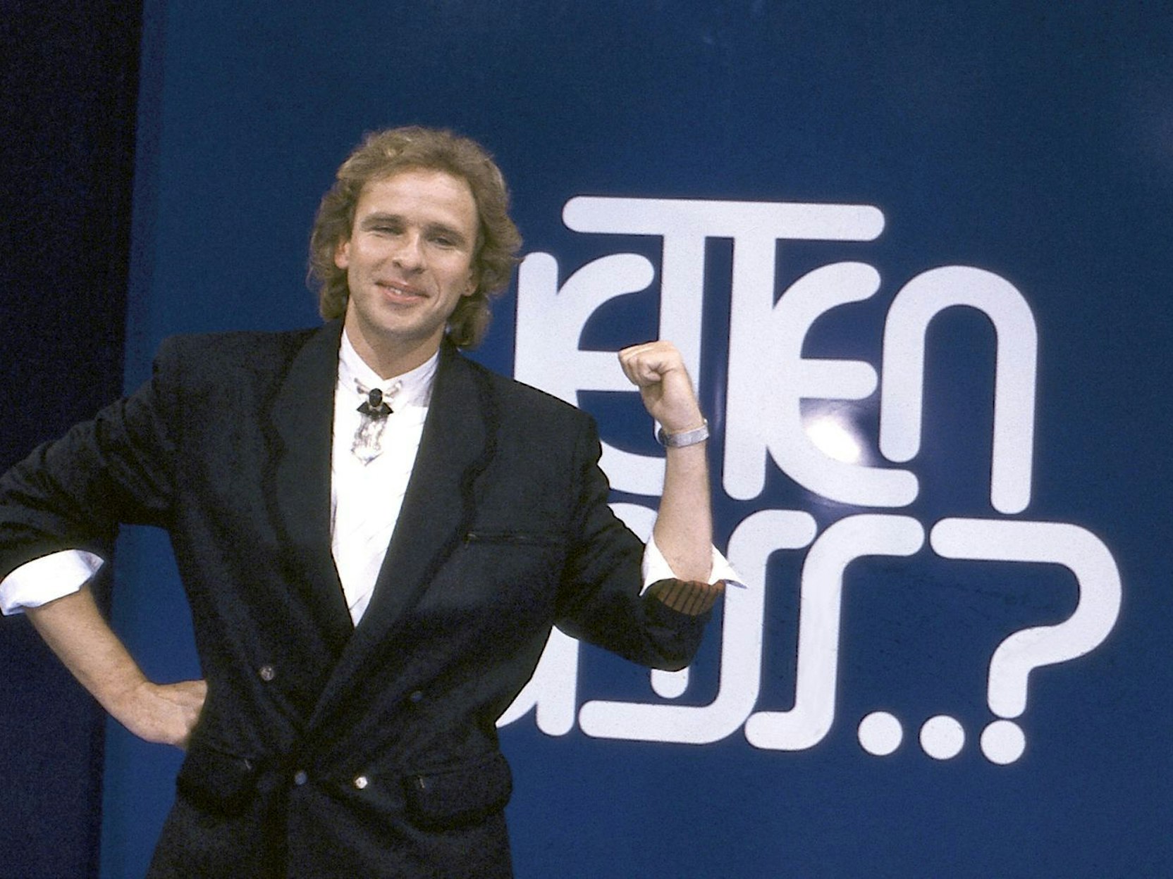 Thomas Gottschalk steht vor einer Wand mit den Worten „Wetten, dass ..?“.