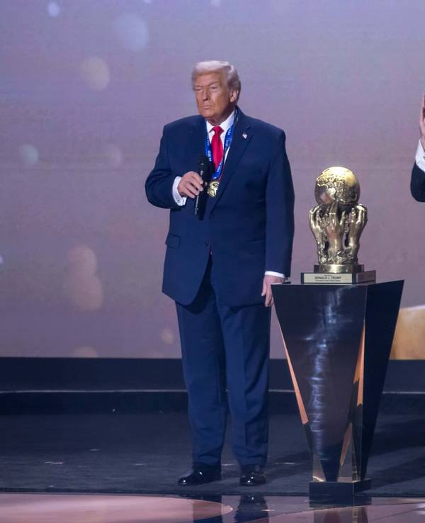 Donald Trump steht bei der WM-Auslosung neben Gianni Infantino.