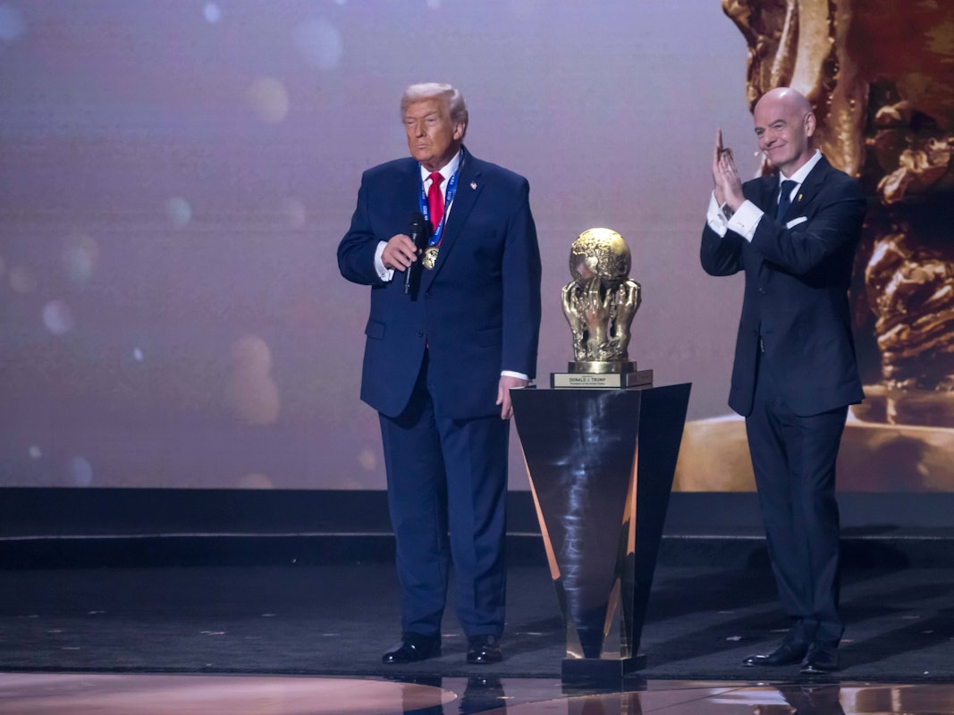 Donald Trump steht bei der WM-Auslosung neben Gianni Infantino.