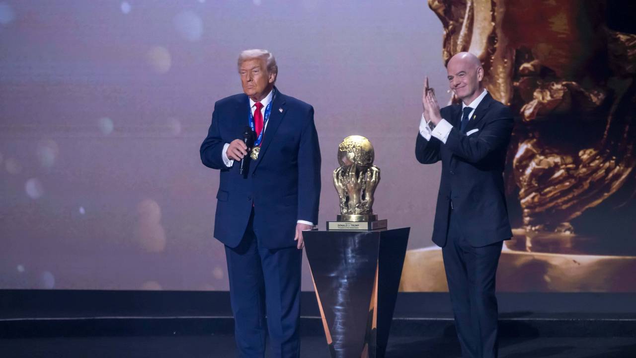 Donald Trump steht bei der WM-Auslosung neben Gianni Infantino.