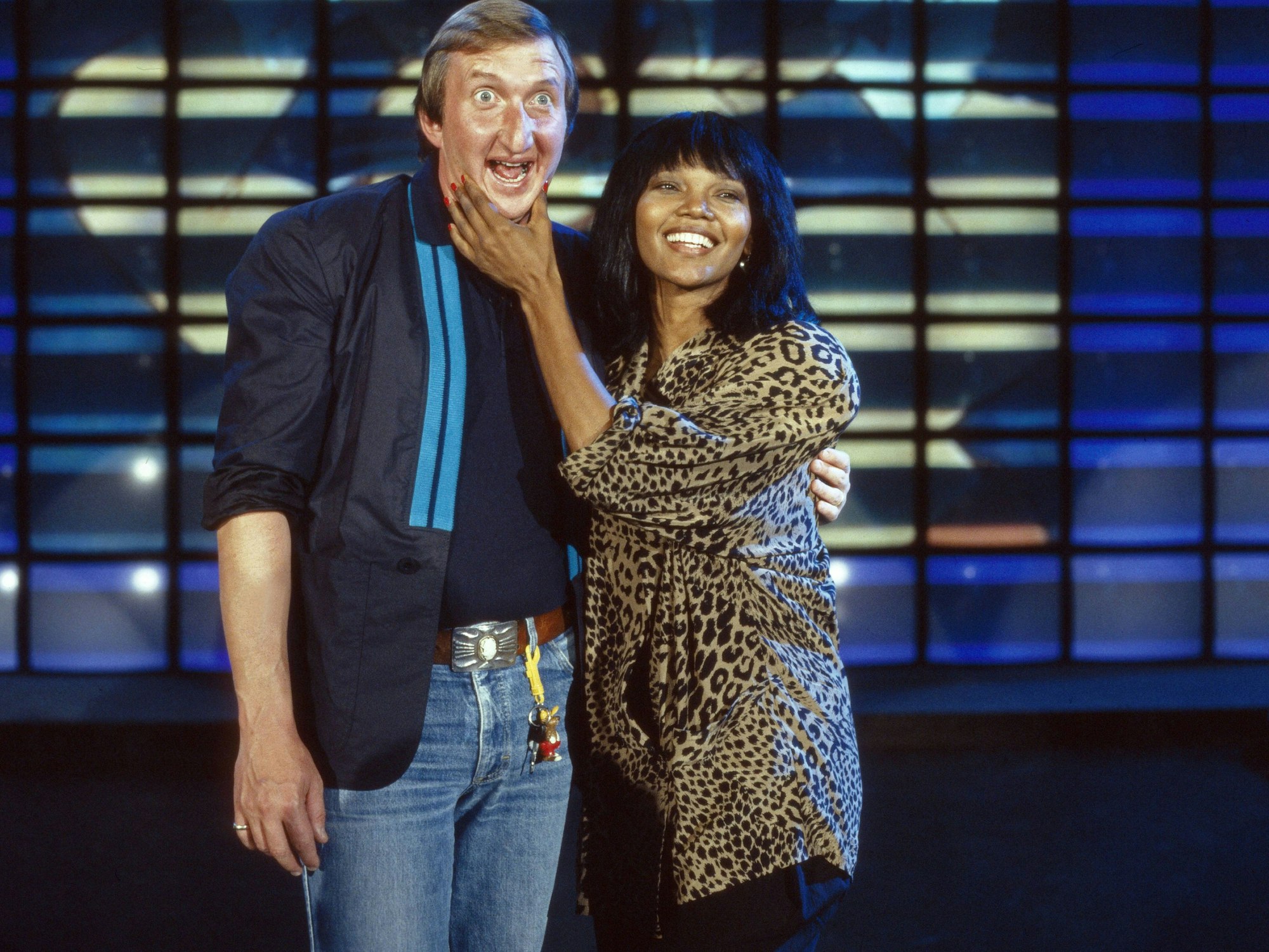 Mike Krüger und Assistentin Judy in der TV-Kultshow „Vier gegen Willi“.