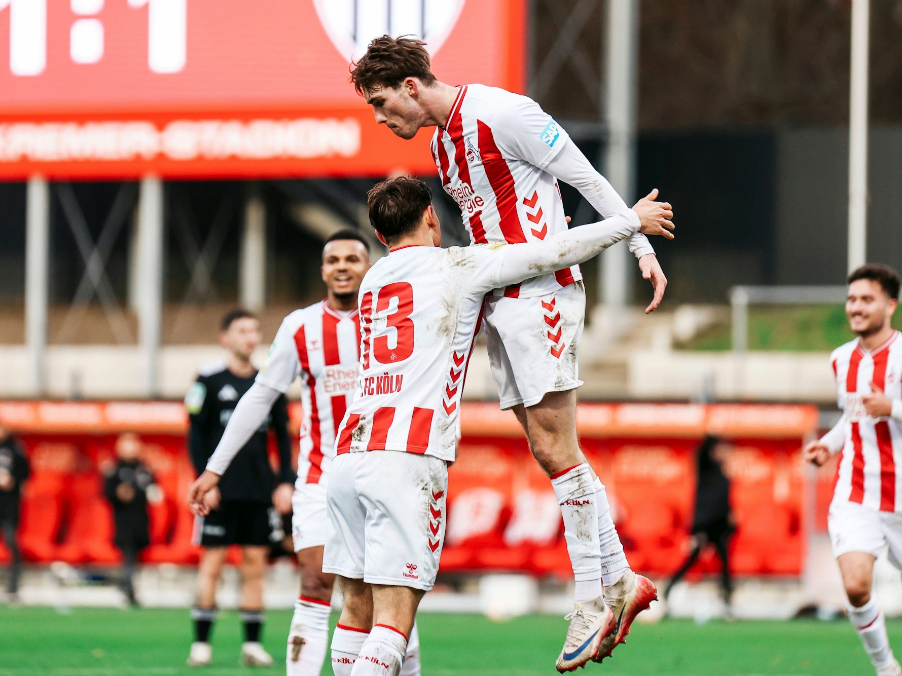 Bernie Lennemann jubelt mit einem Teamkollegen.