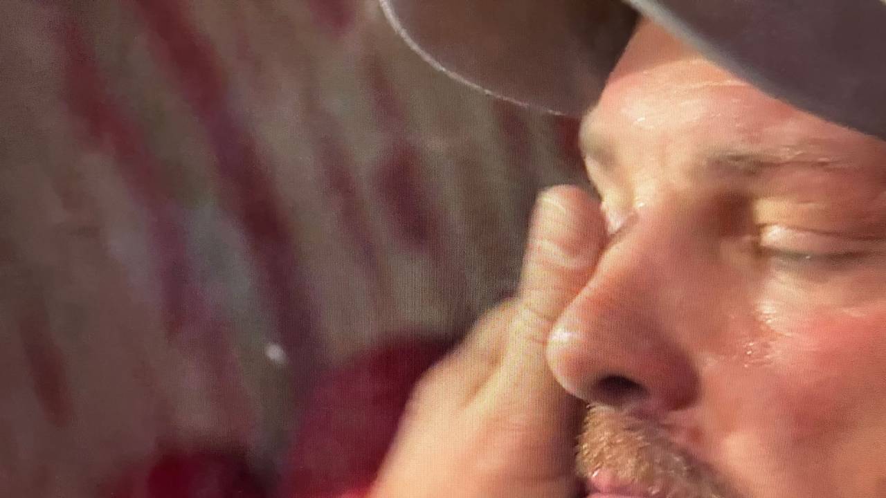 Lukas Kwasniok (1. FC Köln) wischte sich nach dem Last-Minute-Ausgleich von St. Pauli durchs Gesicht, geweint hat er aber laut eigener Aussage nicht. (6. Dezember 2025).