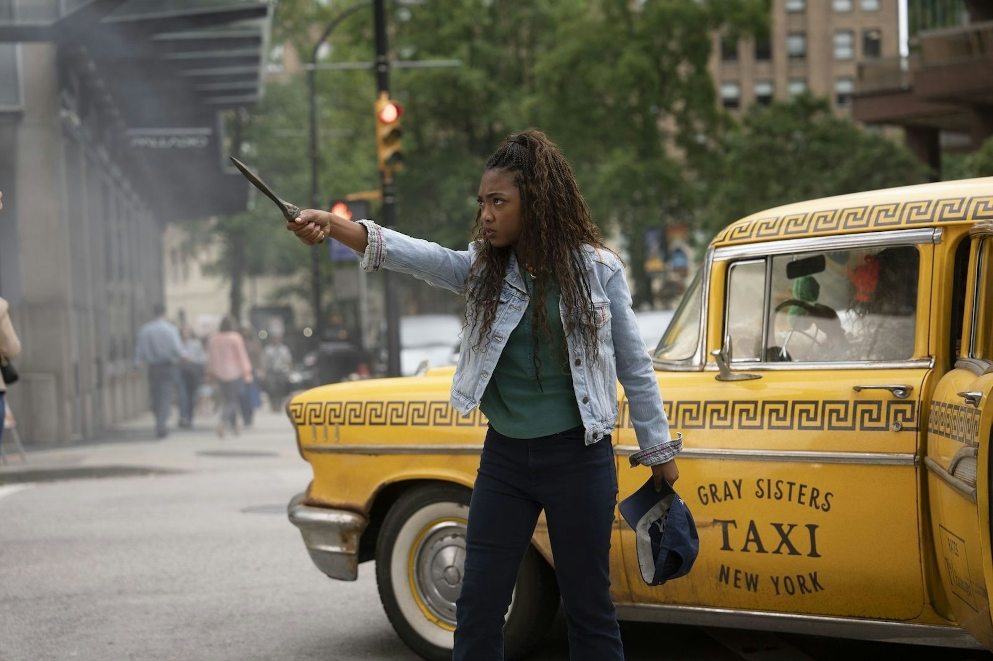 Annabeth (Leah Sava Jeffries) und Percy lernen durch ihre Abenteuer, was es bedeutet, ein Team zu sein. (Bild: Disney)