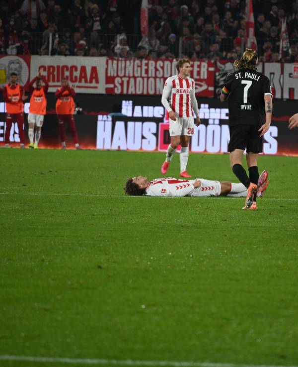 Luca Waldschmidt vom 1. FC Köln liegt am Boden.