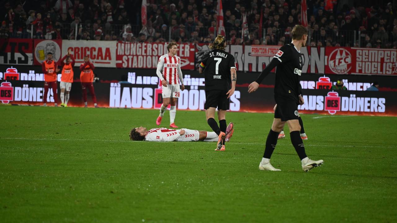 Luca Waldschmidt vom 1. FC Köln liegt am Boden.