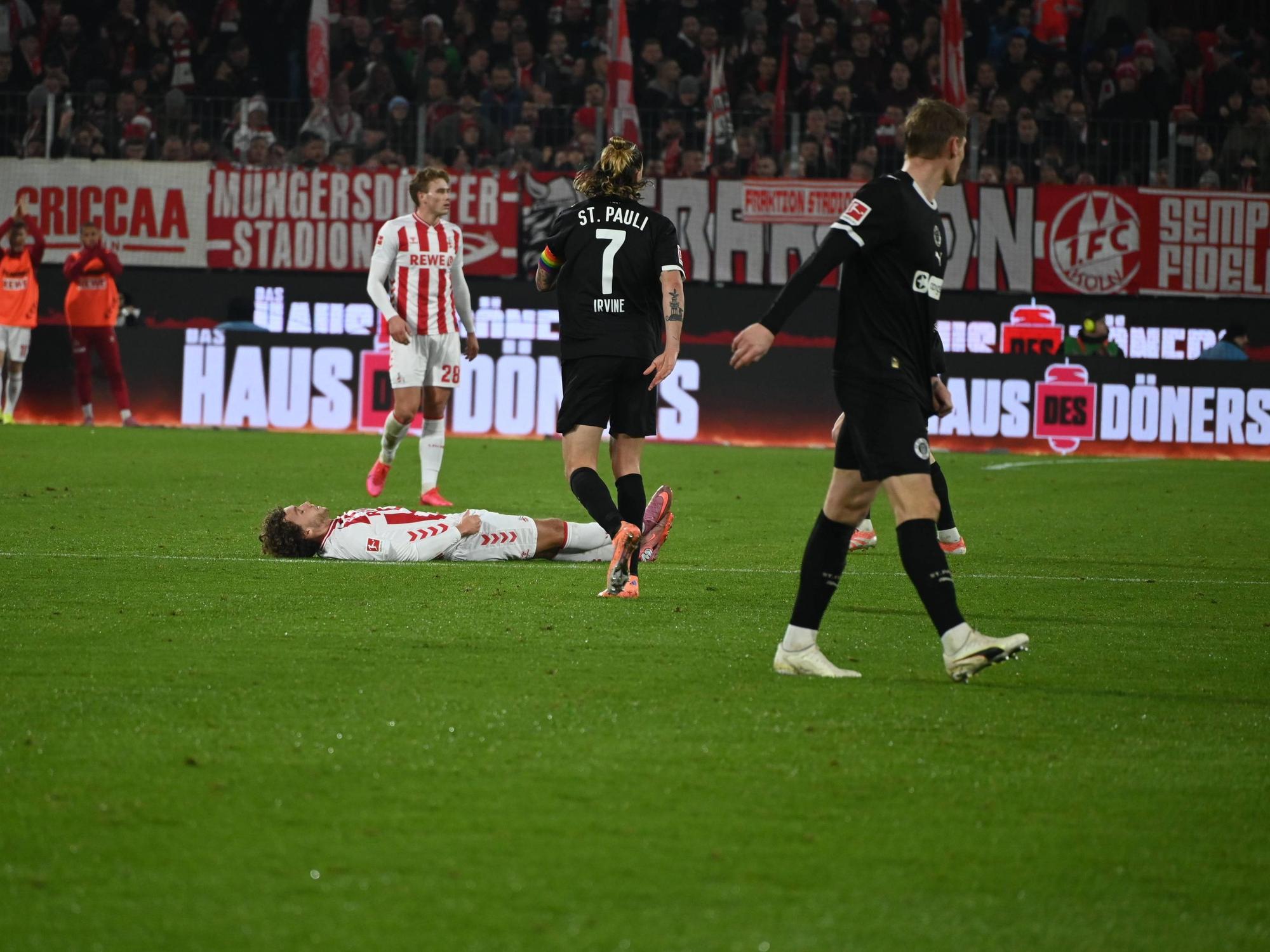 Luca Waldschmidt vom 1. FC Köln liegt am Boden.