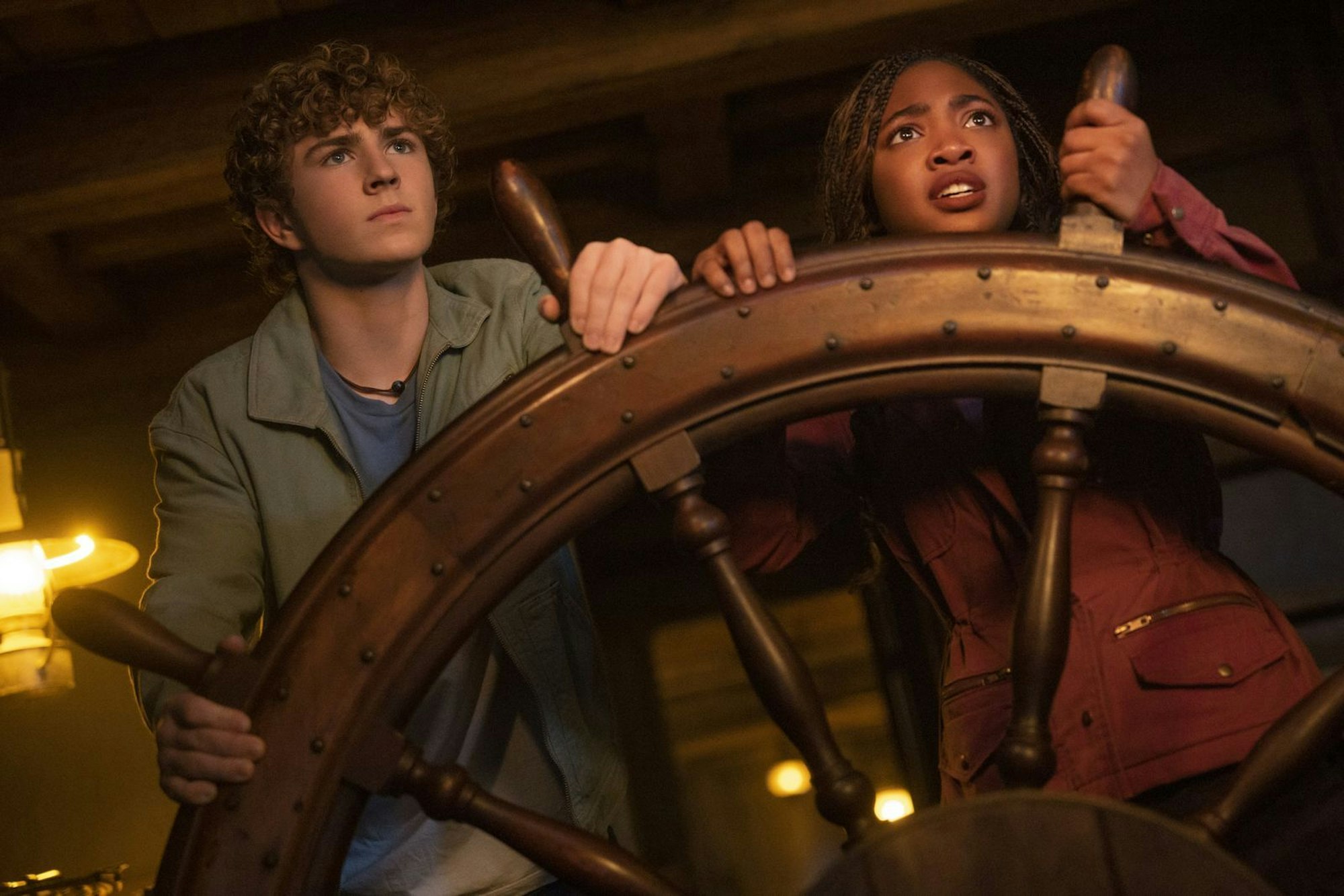 In der zweiten Staffel der Disney+-Serie „Percy Jackson“ führt es Percy Jackson (Walker Scobell), begleitet von Annabeth (Leah Sava Jeffries) und Grover, über das unberechenbare Meer der Monster. (Bild: Disney)