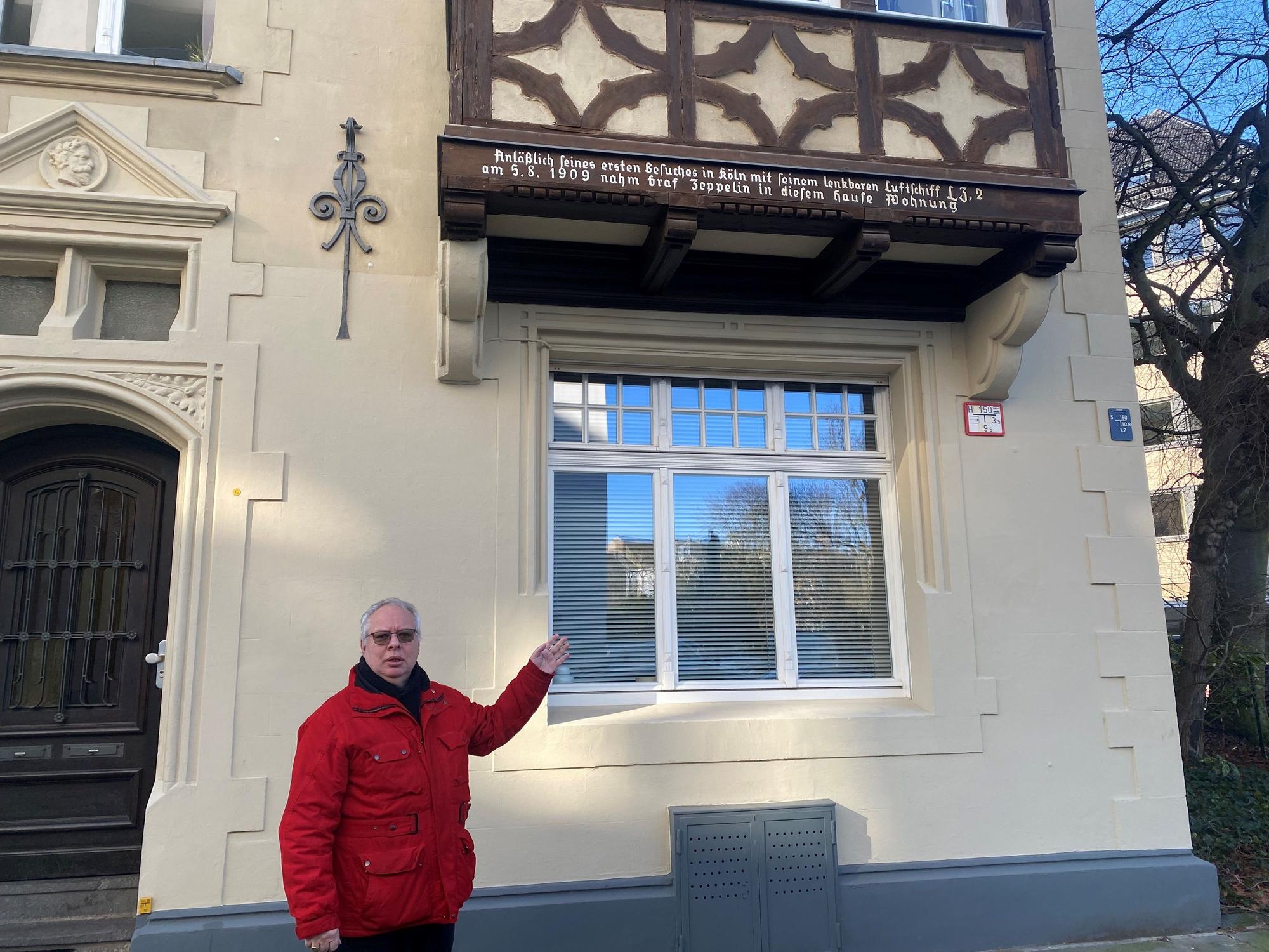Werner Müller steht vor einem Haus.