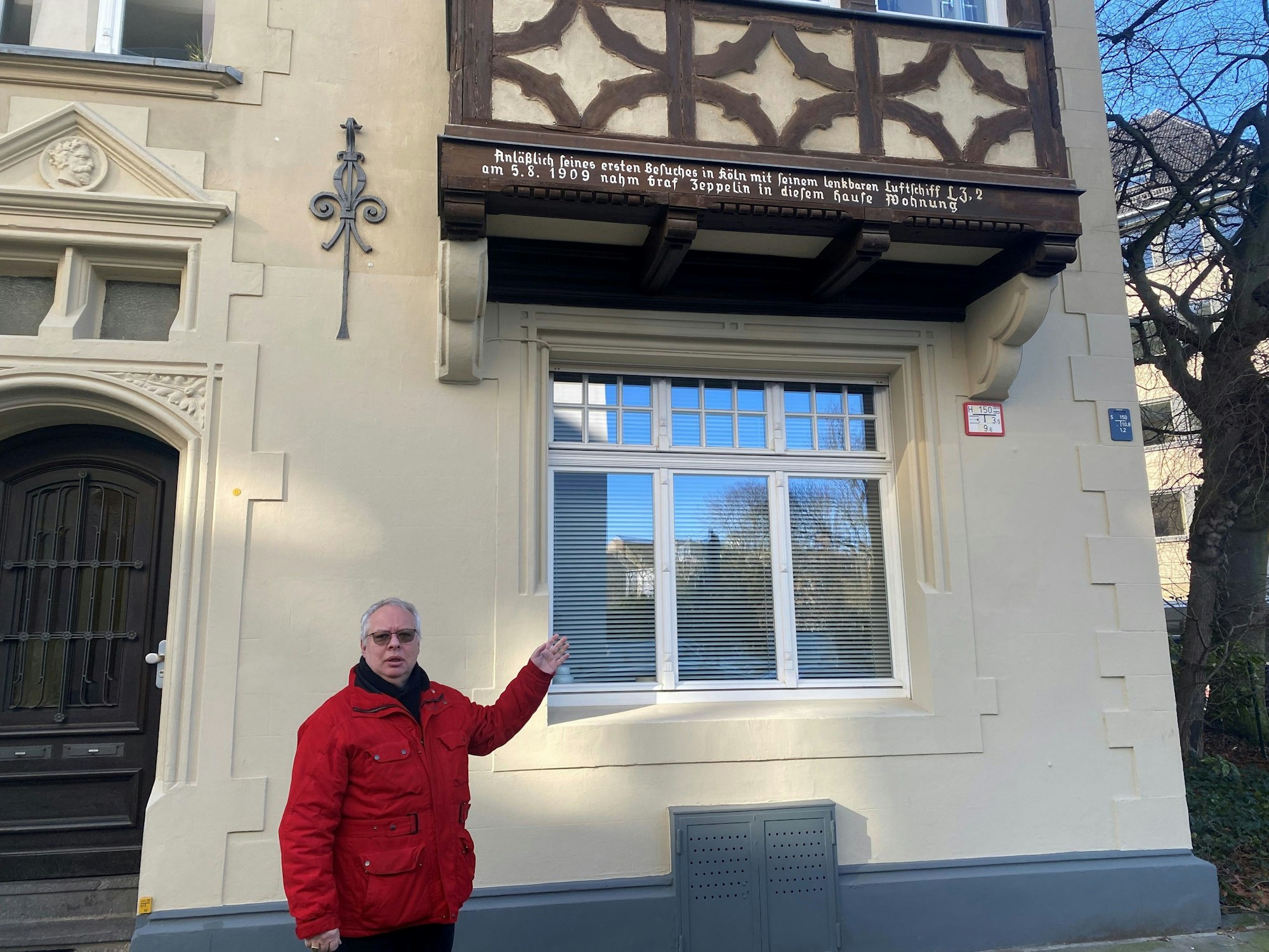 Werner Müller steht vor einem Haus.