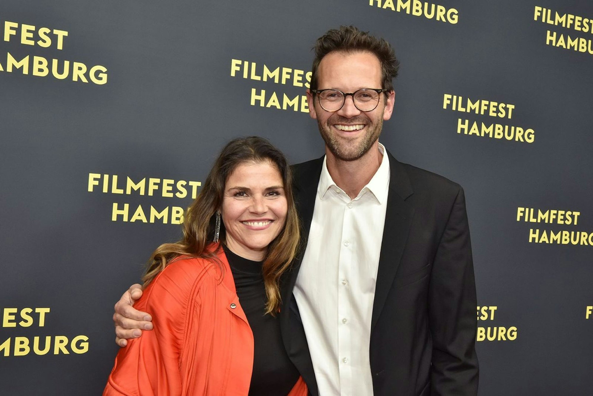 Die Geschwister Katharina Wackernagel und Jonas Grosch präsentieren ihr neuestes gemeinsames Filmprojekt: „Gar kein Geld macht auch nicht glücklich“ (Montag, 8. Dezember, ZDF). (Bild: Martin Kunze)