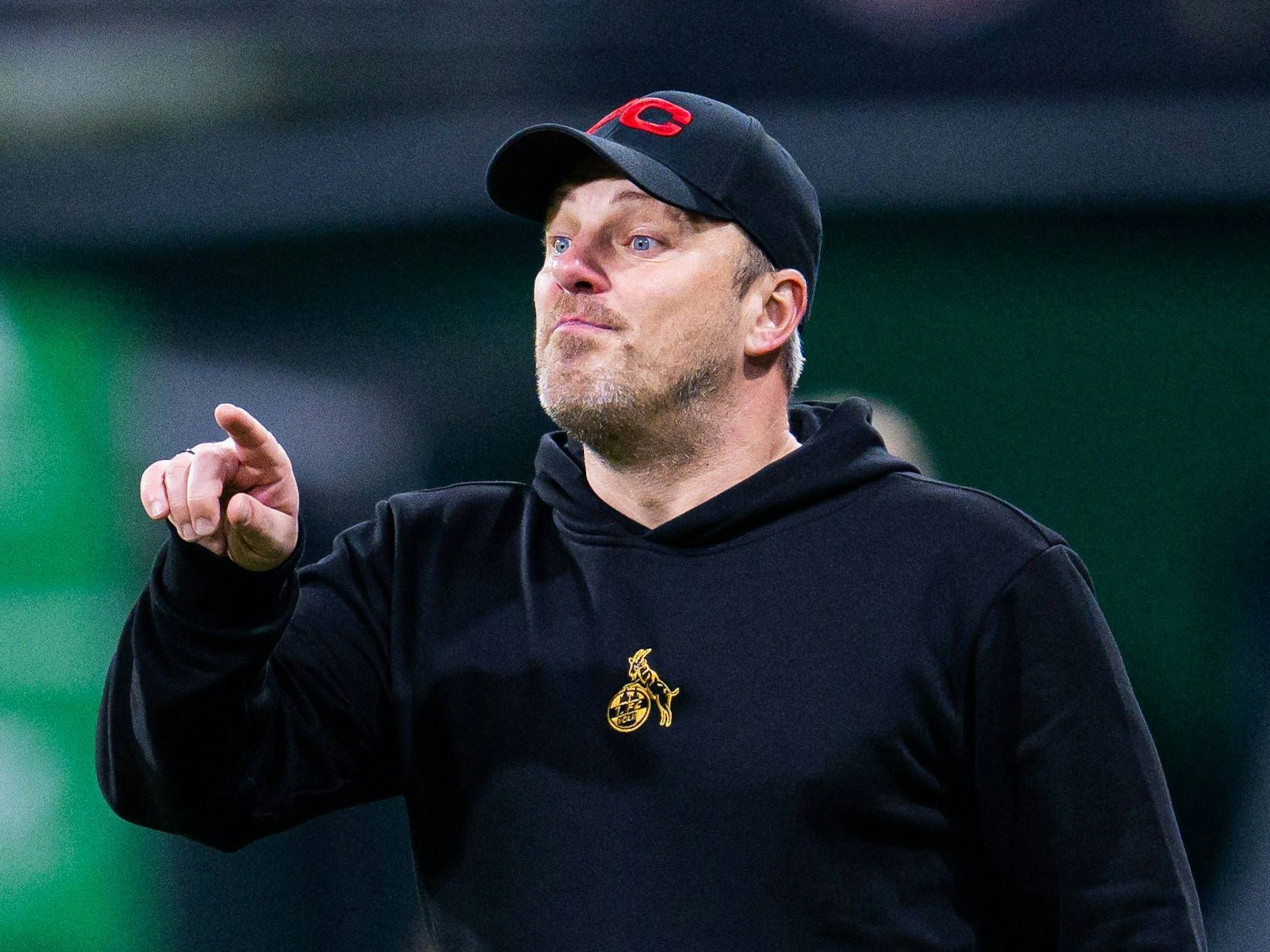 Lukas Kwasniok gibt mit seinem Finger Anweisungen.