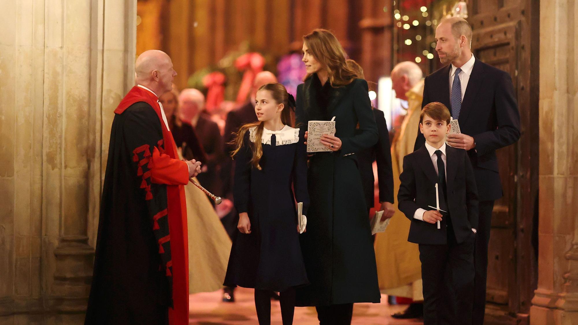 Prinzessin Charlotte, Prinzessin Kate, Prinz Louis und Prinz William verlassen die Westminster Abbey in London nach dem Weihnachtsgottesdienst.