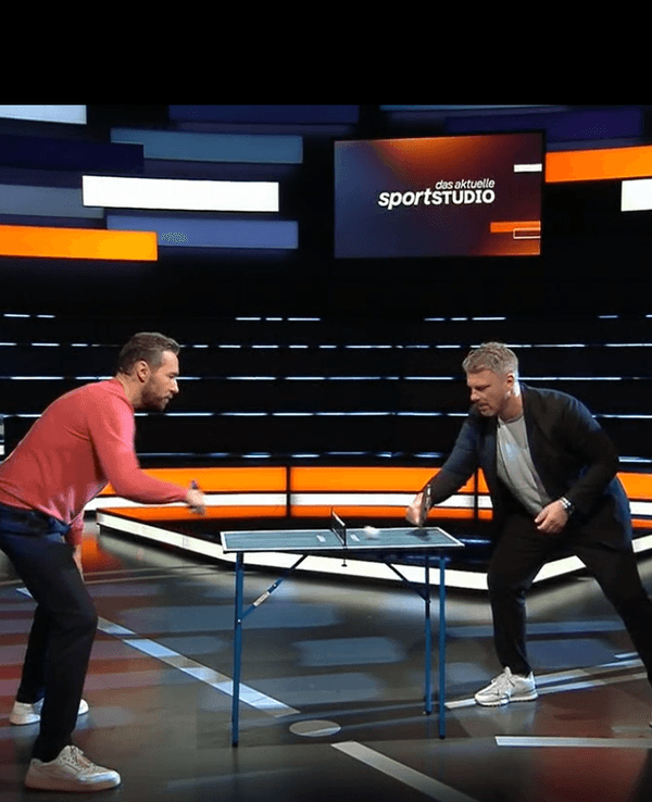 Lukas Kwasniok war am Samstag (6. Dezember 2025) im ZDF-„Sportstudio“ zu Gast und spielte zu Beginn mit Moderator Sven Voss Mini-Tischtennis.