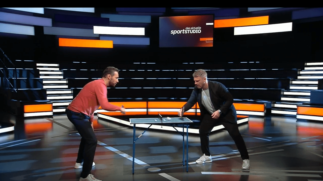 Lukas Kwasniok war am Samstag (6. Dezember 2025) im ZDF-„Sportstudio“ zu Gast und spielte zu Beginn mit Moderator Sven Voss Mini-Tischtennis.