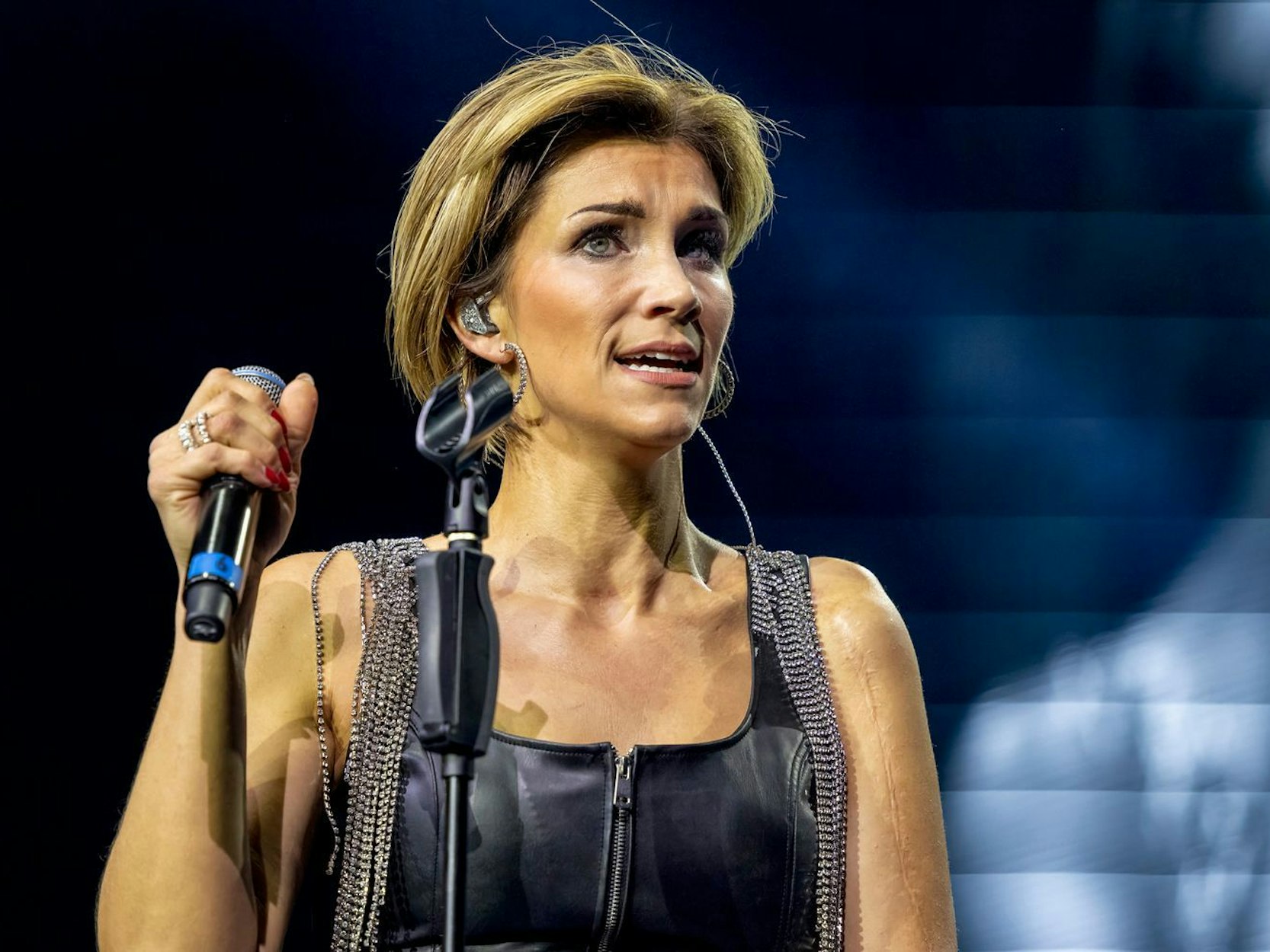 Anna-Maria Zimmermann hält ein Mikro in der Hand.