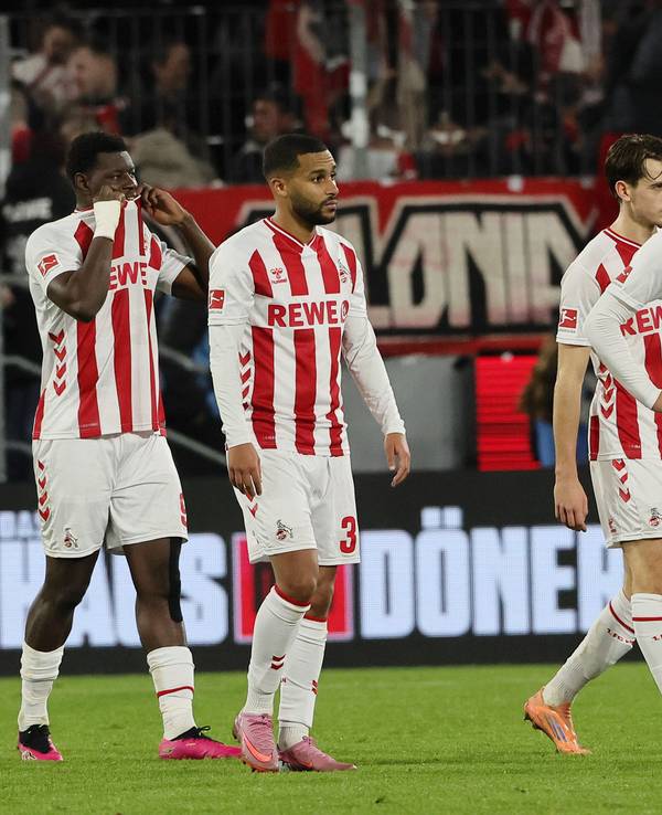 Die Spieler des 1. FC Köln gehen mit enttäuschten Gesichtern über den Platz.