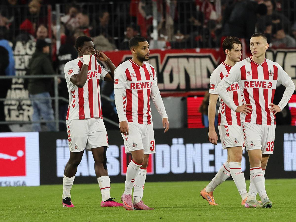 Die Spieler des 1. FC Köln gehen mit enttäuschten Gesichtern über den Platz.