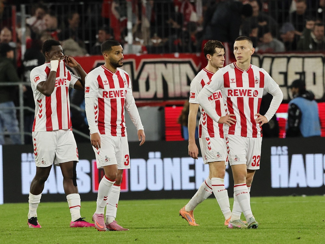 Die Spieler des 1. FC Köln gehen mit enttäuschten Gesichtern über den Platz.