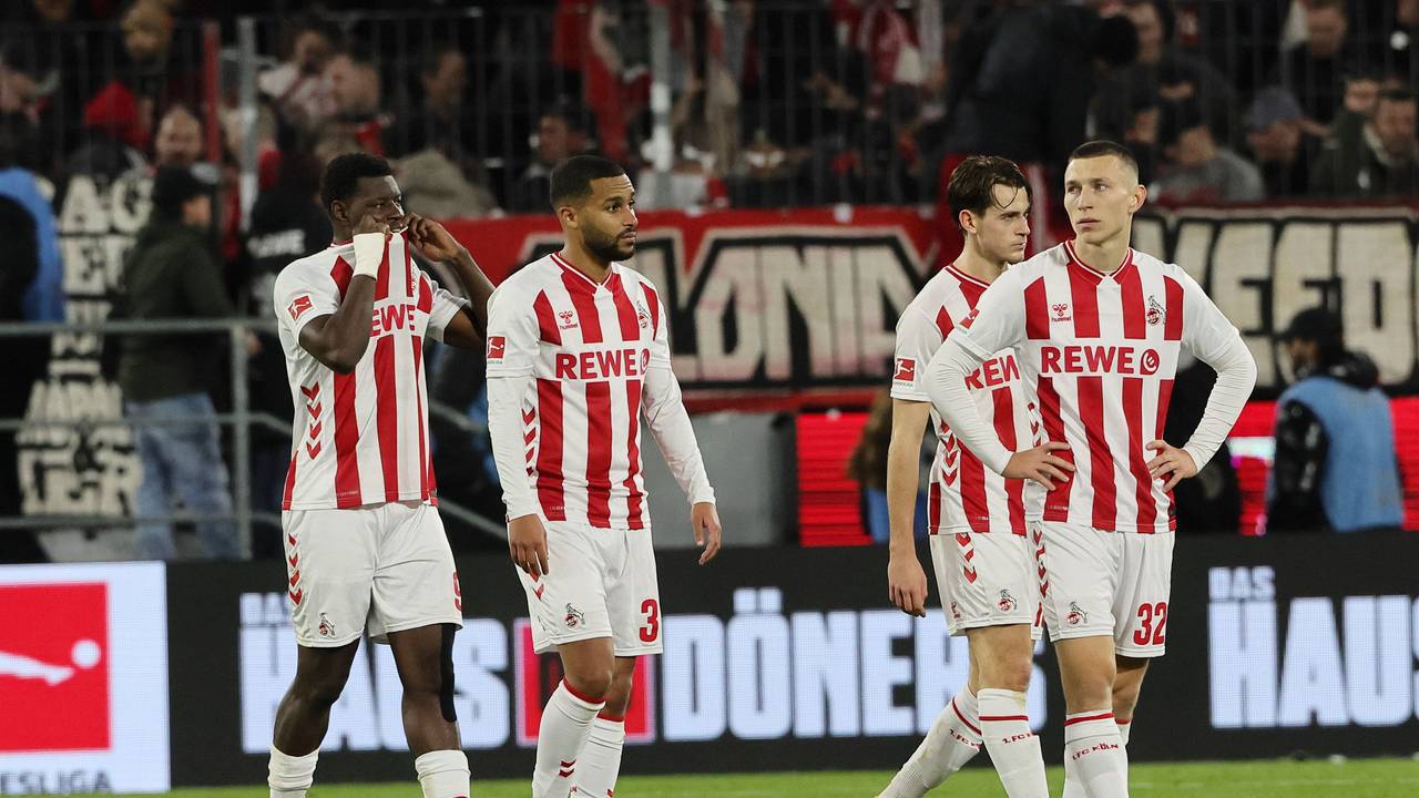 Die Spieler des 1. FC Köln gehen mit enttäuschten Gesichtern über den Platz.