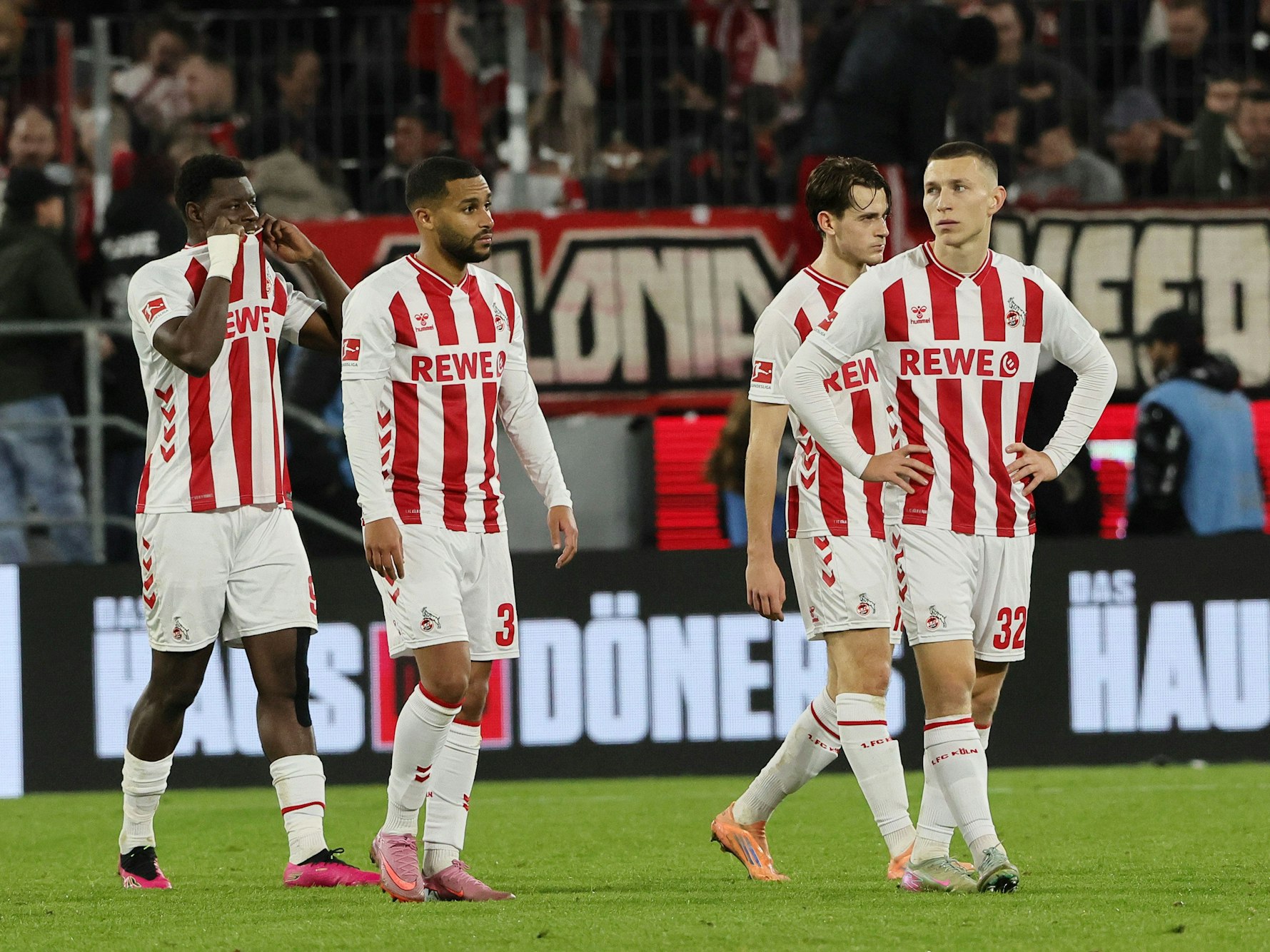 Die Spieler des 1. FC Köln gehen mit enttäuschten Gesichtern über den Platz.