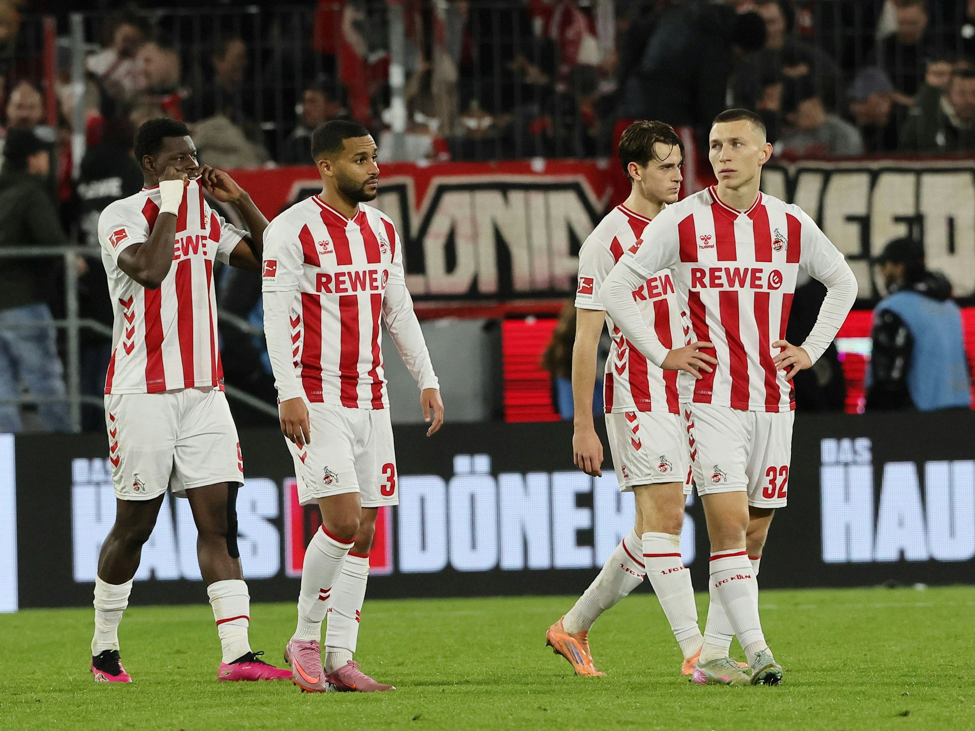 Die Spieler des 1. FC Köln gehen mit enttäuschten Gesichtern über den Platz.
