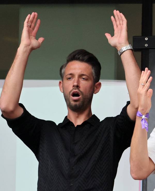 Mark Uth und Jonas Hector reagieren auf der Tribüne bei einem FC-Spieler.