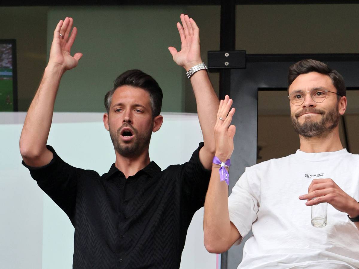 Mark Uth und Jonas Hector reagieren auf der Tribüne bei einem FC-Spieler.