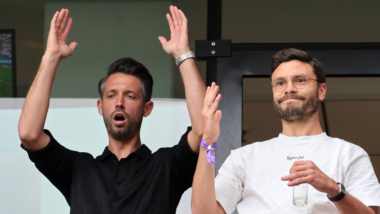 Mark Uth und Jonas Hector reagieren auf der Tribüne bei einem FC-Spieler.