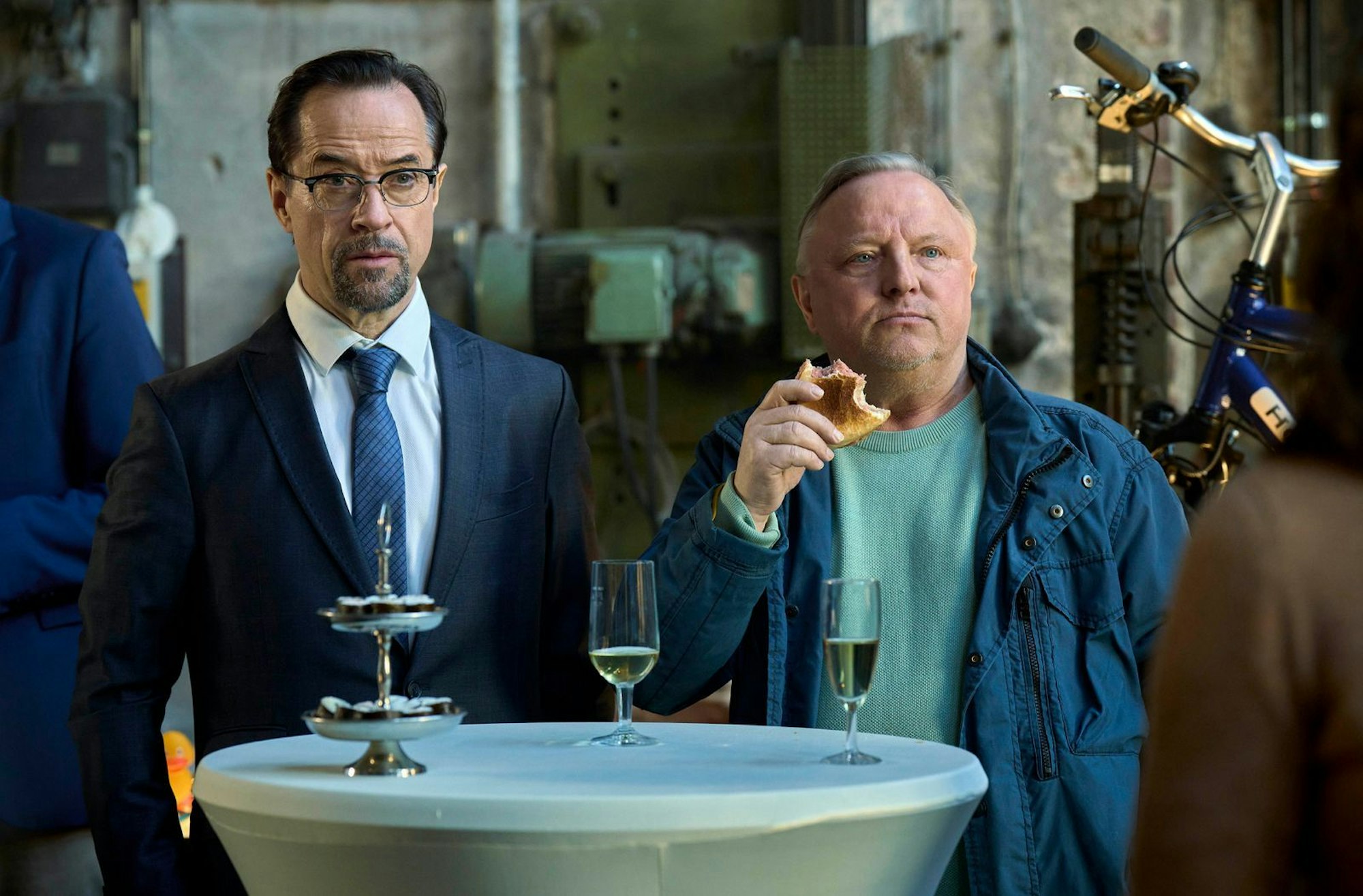 Professor Karl-Friedrich Boerne (Jan Josef Liefers, links) wollte eigentlich ein Fahrrad kaufen, stattdessen wurden er und Kommissar Thiel (Axel Prahl) Zeugen eines Leichenfunds. (Bild: WDR/Frank Dicks)