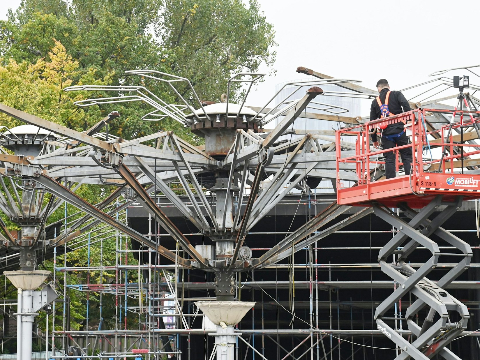 Im Tanzbrunnen ist das nackte Gestell der "Pilze" zu sehen. Foto: Alexander Schwaiger