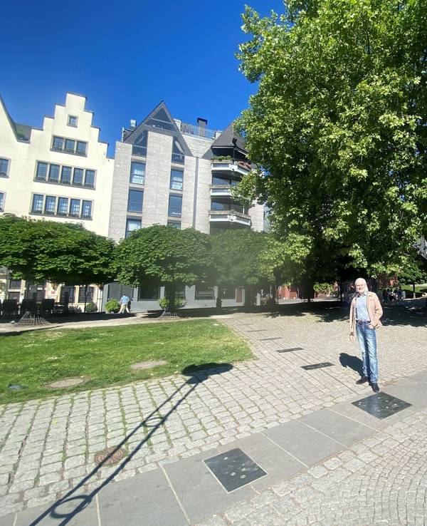 Eine Platane in der Kölner Altstadt, davor steht Joachim A. Groth