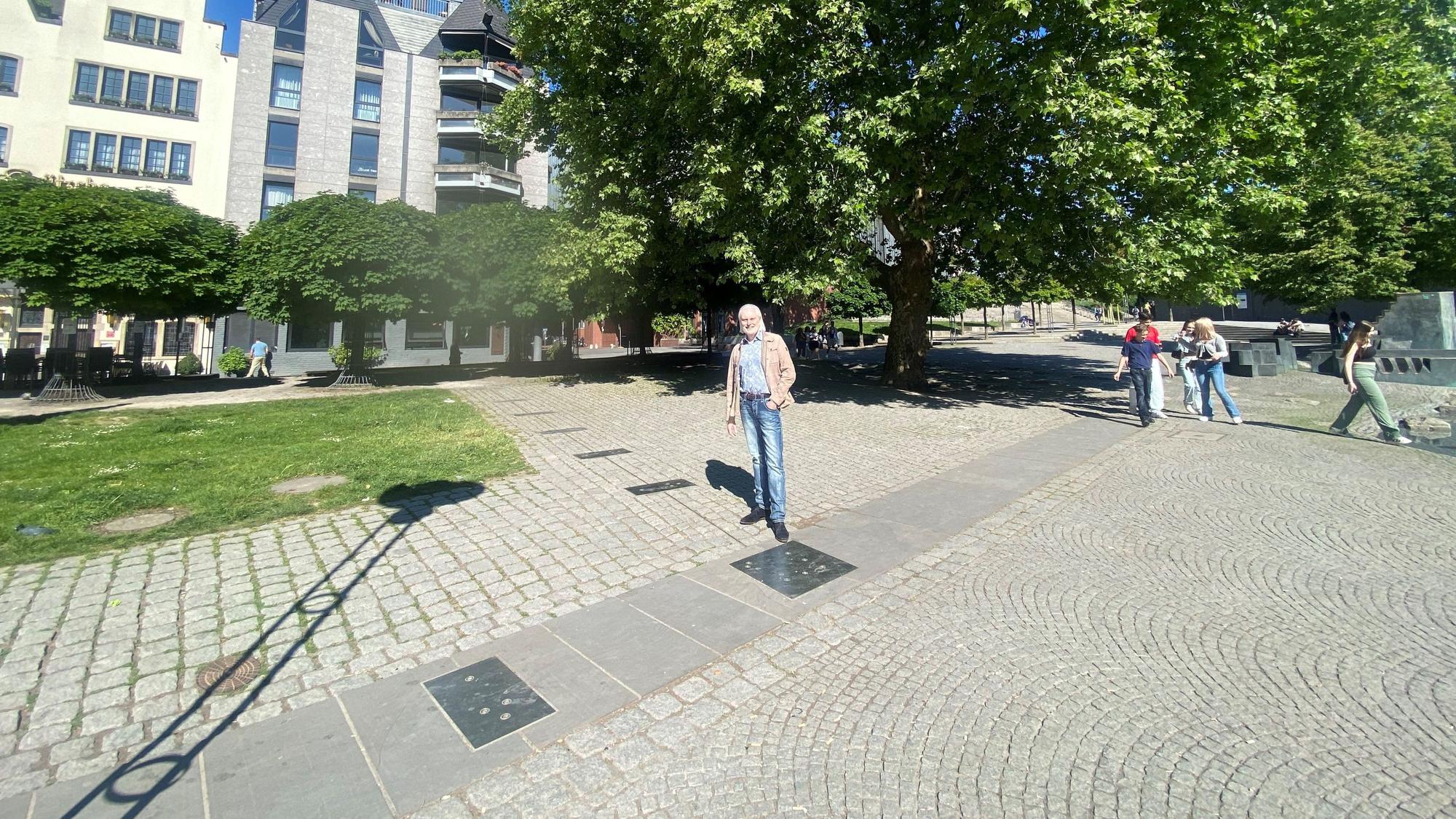Eine Platane in der Kölner Altstadt, davor steht Joachim A. Groth